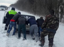 Анапчанам советуют оставаться дома: на дорогах края снег высотой до 1 метра