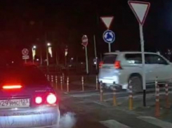 На кольце в Анапе едва не произошло ДТП из-за опасного манёвра