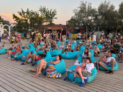 Йога утром – кино вечером: актуальное расписание мероприятий на лаундж-зоне Анапы