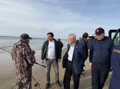 Мазута нет, но может появиться: пляжи Анапы проверил Сергей Миронов