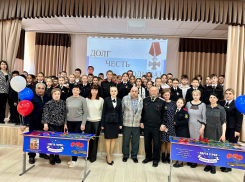 В школе под Анапой торжественно открыли парты Героев СВО