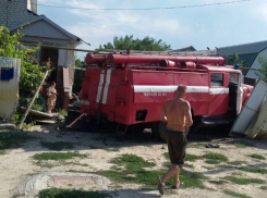 В станице под Анапой пожарная машина снесла забор и въехала во двор