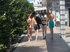 В меру упитанный и в трусах: составлен «фоторобот» типичного туриста в Анапе
