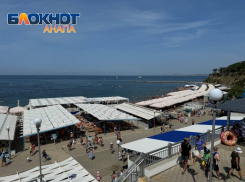 Мутная вода и море купающихся: обстановка на пляже «Высокий берег» в Анапе