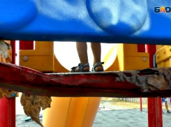 Травмоопасные детские площадки в Анапе наводят страх на родителей и гостей курорта