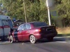 На трассе под Анапой «Шевроле» въехал во внедорожник: к месту аварии прибыла скорая