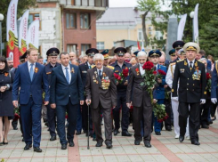 К Вечному огню в Анапе возложили Гирлянду Славы и Венки Памяти