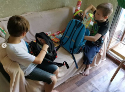 Полицейские Анапы подарили нуждающимся детям школьные наборы