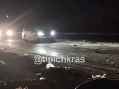 На трассе А-146 под Ильским бензовоз догнал 5 машин и собрал их все в одну «гусеницу»