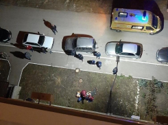 Поздно вечером парень выпал из окна в Новороссийске, аналогичный случай был в Анапе