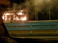 Минувшей ночью у Крымского моста по направлению к Анапе горела фура – видео