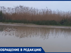 Огромная лужа в станице Благовещенской создаёт неудобства местным и отдыхающим