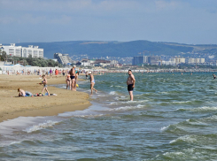 «Пошла жара»: обстановка на пляжах Анапы в первый день лета