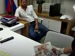 В Анапе такого еще не было. В Новороссийске задержали депутата при получении денег