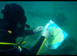 Подводный художник Анапы: парадайвер из Москвы рисует картины под водой в Черном море