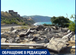 Гора бетонных плит и арматуры вместо аварийной детской площадки в Анапе