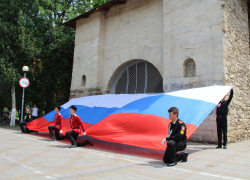 Большой триколор развернули в центре Анапы в День России