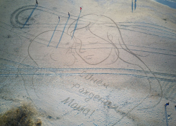 Поздравил маму на всю Анапу: местный художник нарисовал на песке новую картину 