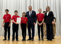 В Анапе состоялся слет юнармейцев: отличившимся ребятам вручили награды