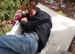 В сквере Павла Саркисьяна в Анапе активисты "Молодой Гвардии" дежурят и контролируют бомжей