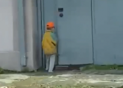 В центре Анапы маленький мальчик с босыми ногами ходит по улицам без присмотра