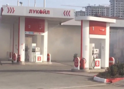 Прямо сейчас! В Анапе на бензозаправке пожар, сгорела «Газель»: есть видео