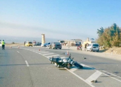 Под Анапой байкер влетел в "Фольксваген"