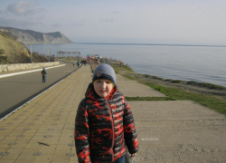 Маленькому Жене из Иркутска горожане собирают деньги на курс дельфинотерапии в Анапе