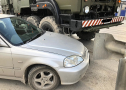 На трассе недалеко от Анапы легковушка попала под колёса военного грузовика