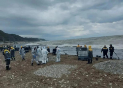 В Туапсе в активной фазе операция по ликвидации разлива нефтепродуктов