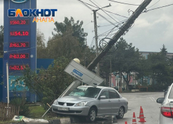 В Анапе столб ЛЭП рухнул после ДТП на улице Солдатских матерей