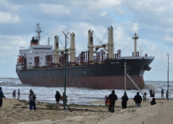 Ушлые анапчане уже устраивают платные экскурсии к севшему на мель сухогрузу