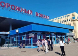 У вокзала Анапы начали наводить порядок: обочины подсыпали, мусор вывозят, поле выкосить ещё предстоит