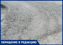 В Супсехе под Анапой рабочие отсыпали дорогу щебнем наполовину и уехали: жители недовольны