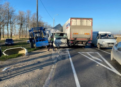 Большегруз MAN, "японец" и трактор "Беларусь" устроили на дороге под Анапой "бутерброд"