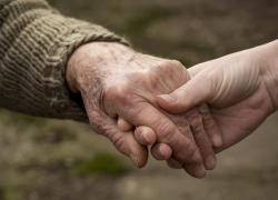  Старики из Анапы просят помощи в решении вопроса с получением лекарств поближе к дому