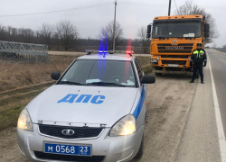 В Анапе водитель самосвала выехал на встречку и был пойман полицейскими