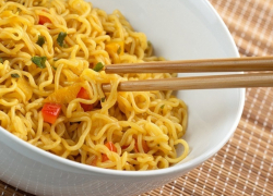 Две сосиски и лапша быстрого приготовления - излюбленная пища некоторых отдыхающих в Анапе