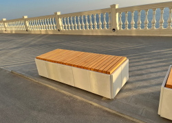 Лавочки на новой набережной стильные и неудобные