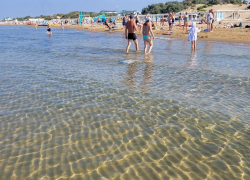 «Сводит с ума»: туристы в восторге от чистейшей воды в Чёрном море