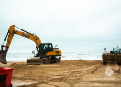 Не просто завоз песка: сегодня на Пионерском проспекте в Анапе укладывают плиты для техники — как идёт восстановление пляжей?