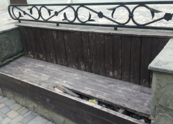 На главной улице Анапы накануне летнего сезона стоят поломанные  лавочки