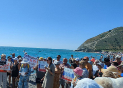 Анапчане и туристы митингуют против перекрытия пляжа в Сукко