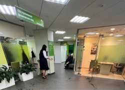 В Анапе неадекватная женщина устроила погром в отделении Сбербанка