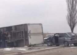 Жёсткое ДТП: на трассе под Анапой "Лада" протаранила фургон