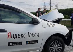 Недалеко от Анапы один из водителей Яндекс-такси, явно не в адеквате, влетел в столб