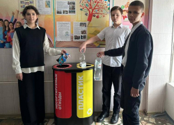 В десяти школах Анапы установили урны для раздельного сбора мусора