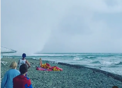 В соседнем с Анапой Новороссийске смерч вышел на пляж и снес крышу кафе