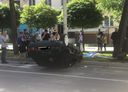 Прямо сейчас! В Анапе на Крымской "девятка" перевернулась от столкновения с "семёркой"