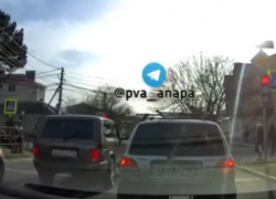 Водитель "Нивы" занял обе полосы на дороге и проехал на красный свет в Анапе